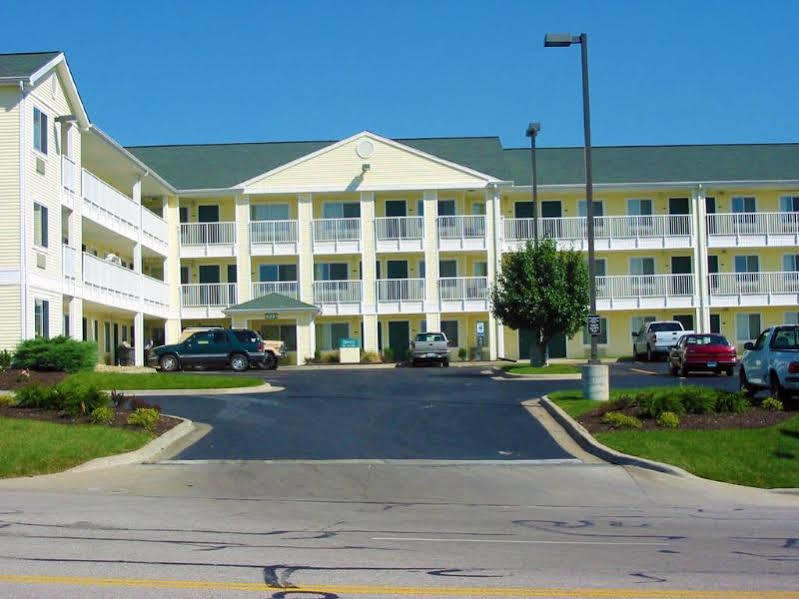 Hometowne Studios By Red Roof Kansas City - Worlds Of Fun Exterior photo